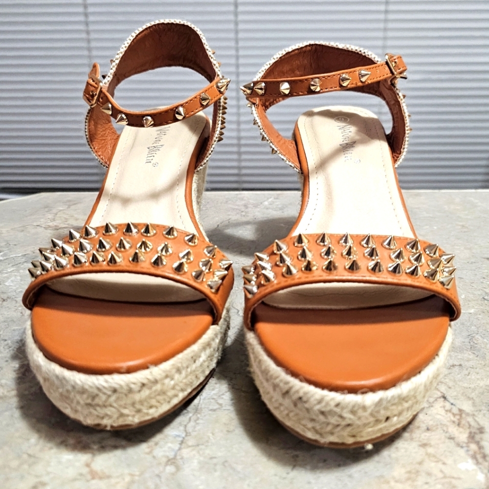 Nature Breeze Gold Studs Wedge Size 9
